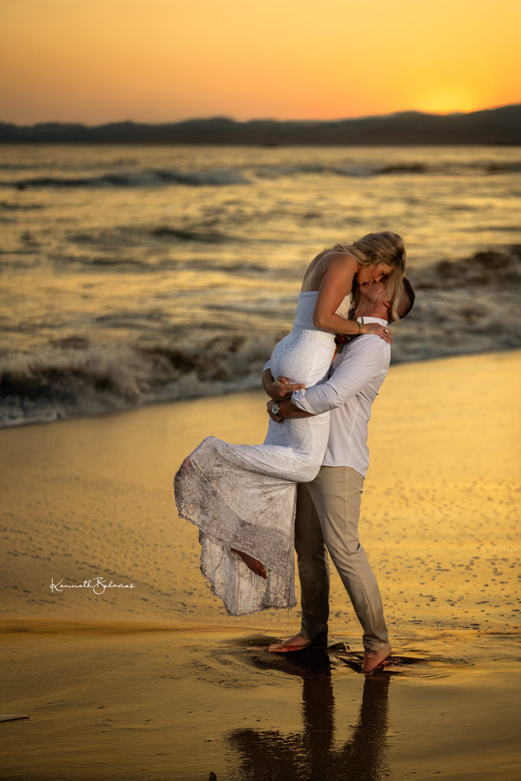 pareja recien casada jugando en la playa, boda playa costa rica puntarenas